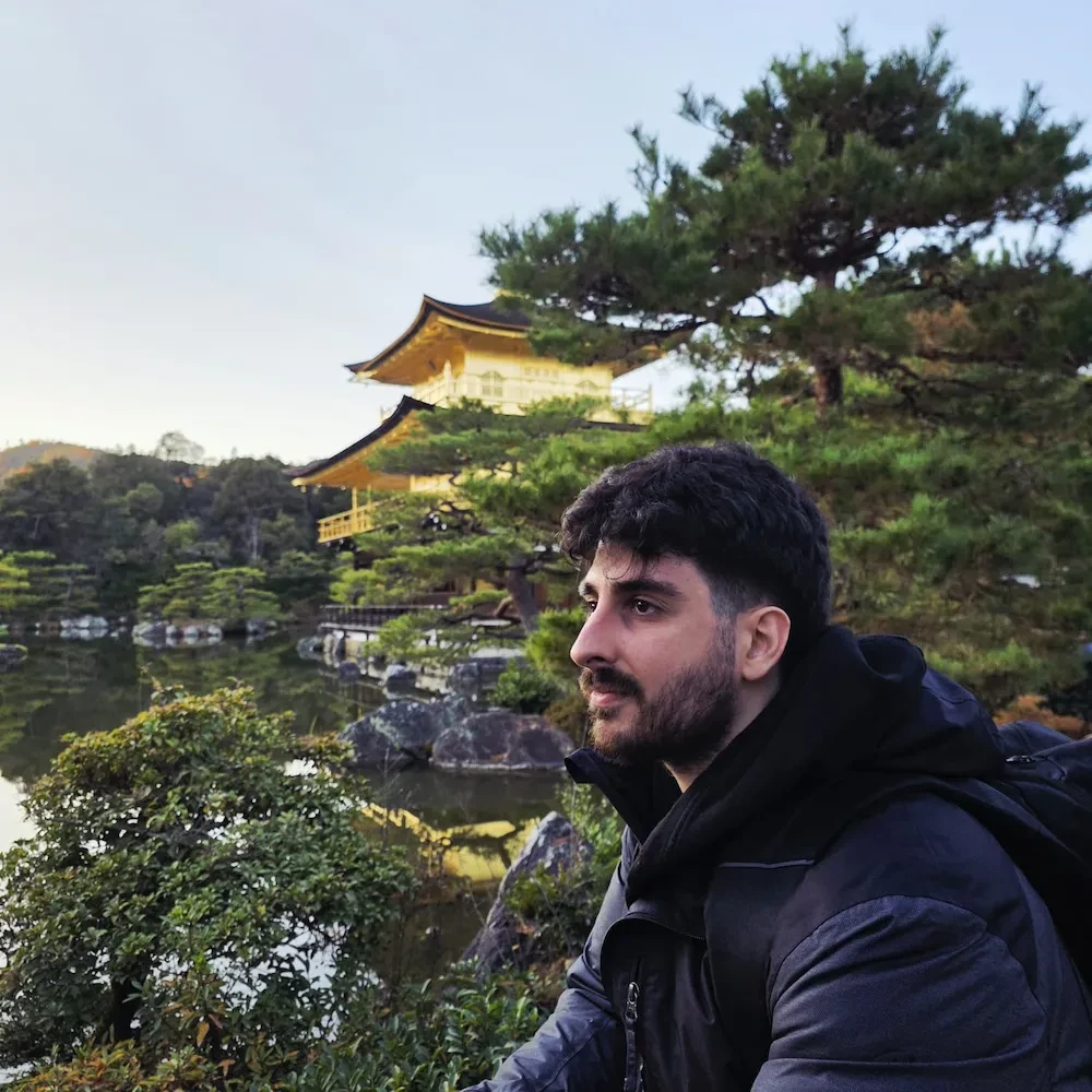 Iván Ciudad Espinar posando en Japón con el Templo Dorado Kinkaku-ji de fondo