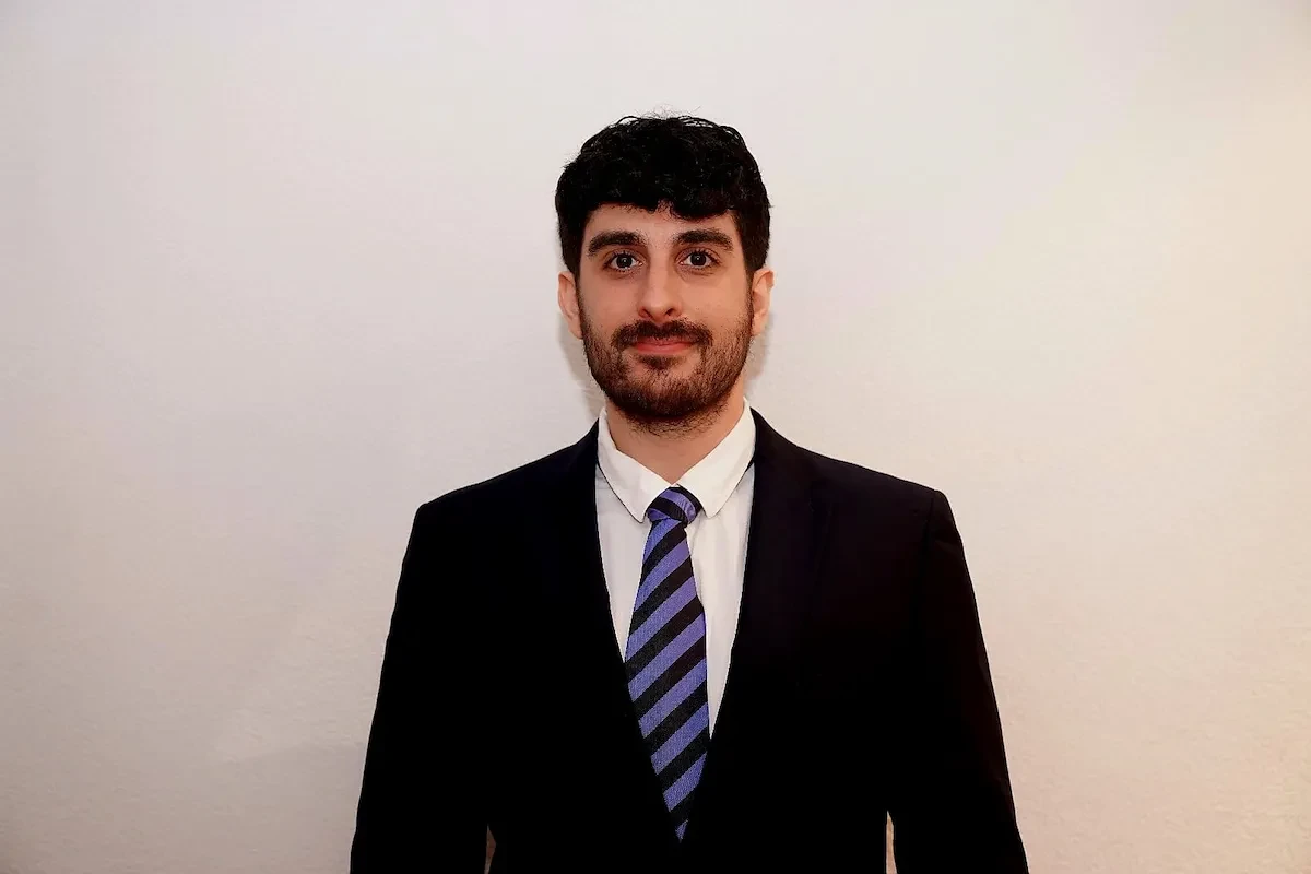 Iván Ciudad Espinar en traje, Software Developer e Ingeniero Telemático